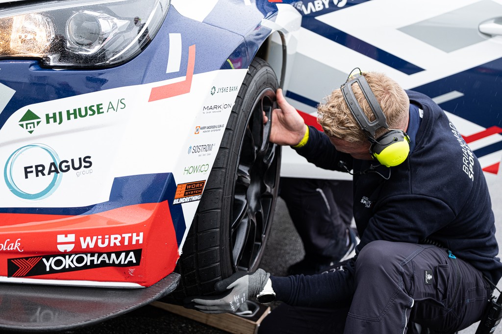 Der er blevet arbejdet målrettet på at finde nye forbedringer på teamets Peugeot 308TCR-biler
(Foto: Boxengasse)